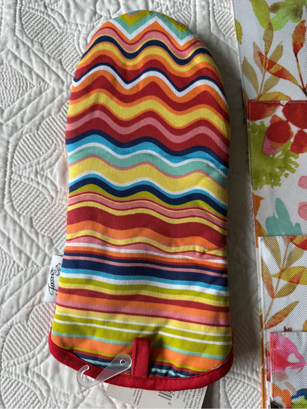 4 colorful Floral table mat Set with Rainbow Chevron Oven Mitts - Picture 5 of 10